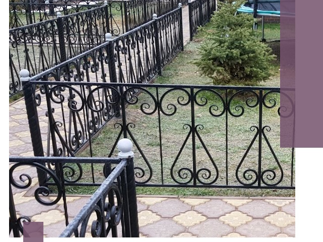 Кованые газонные ограждения под ключ в Балахне