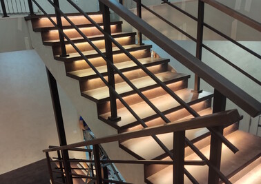 Лестница на металлическом каркасе с подсветкой